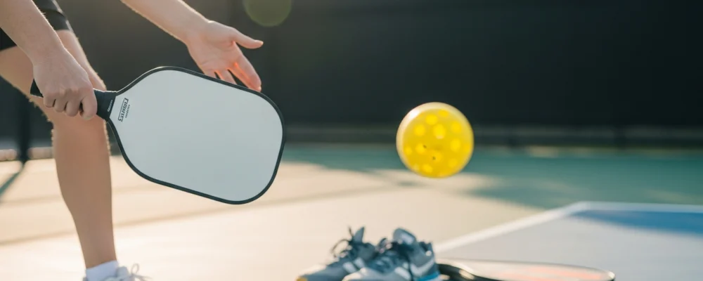 Ventajas y riesgos de una pala ligera para tu técnica — pala ligera vs pesada pickleball