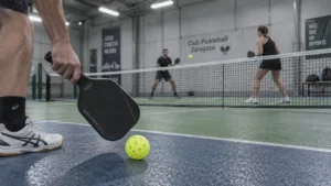 club pickleball zaragoza indoor: raqueta y red con jugadores